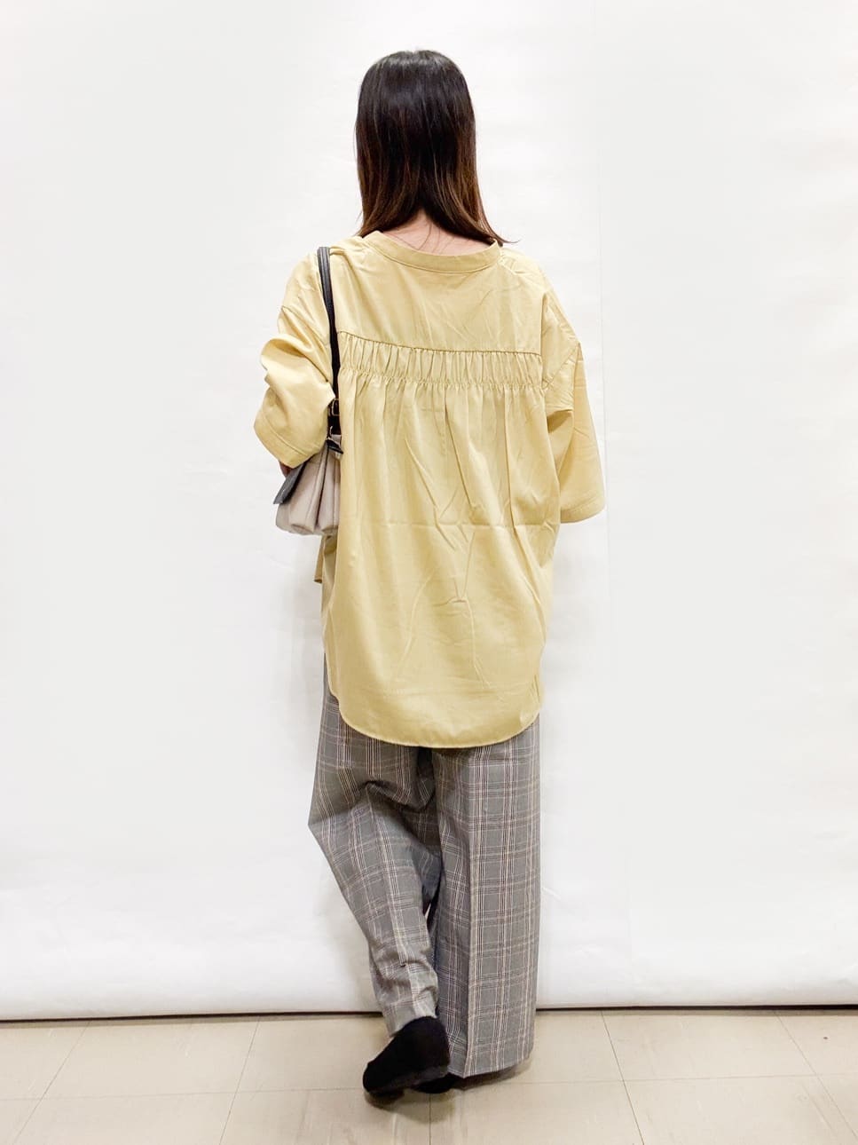 bulさんの「SHOO･LA･RUE｜【S-LL/洗濯後しわになりにくい】バックギャザーがアクセント スッキパーブラウス」を使ったコーディネート