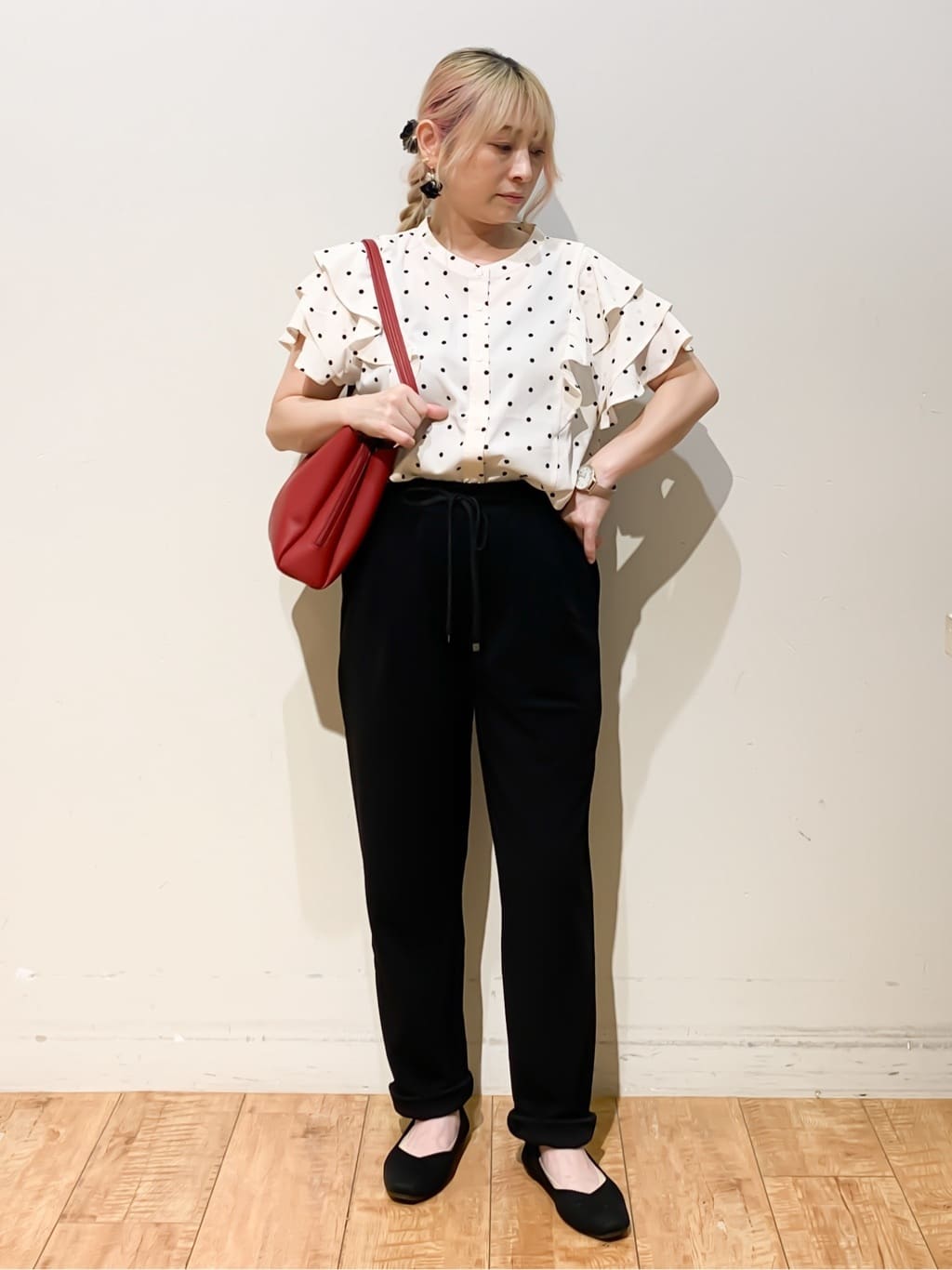 MEGさんの「SHOO･LA･RUE｜【無地/ドット柄】お袖フリルが華やぐ きれいめブラウス」を使ったコーディネート
