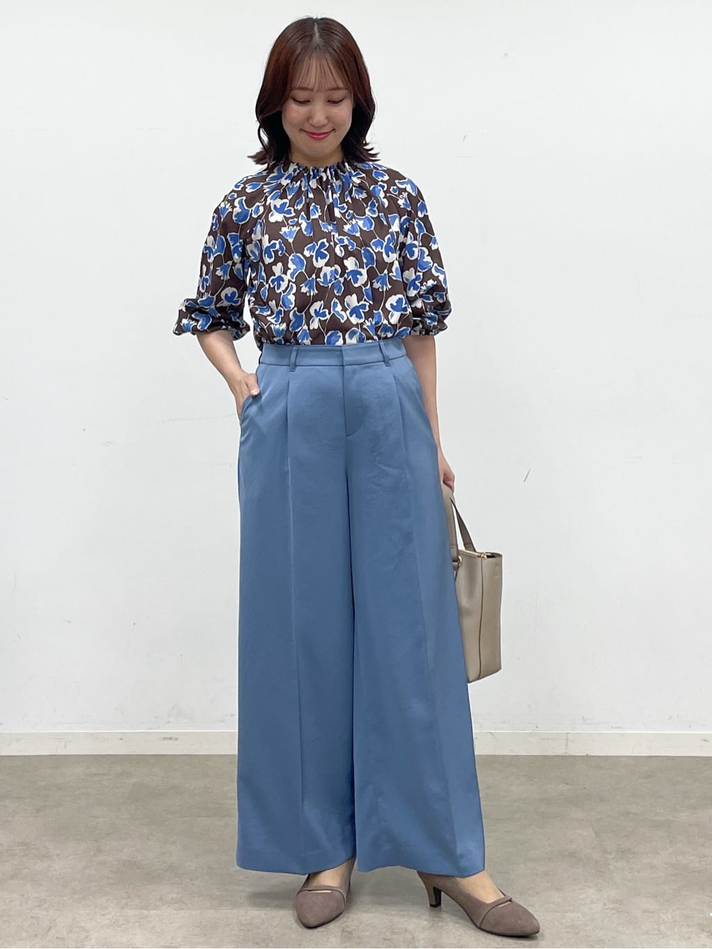 yukariさんの「Reflect｜【ジャケットのインナーにおすすめ◎】花柄タックデザインブブラウス」を使ったコーディネート
