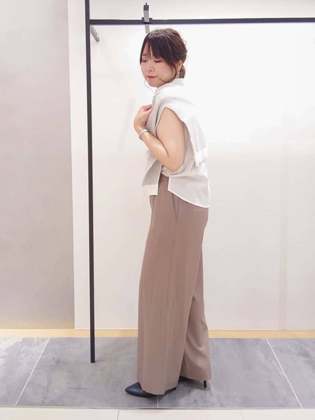 TOMOMIさんの「INDIVI｜【クールエアー素材／UVケア／吸汗速乾】エアリータックブラウス」を使ったコーディネート