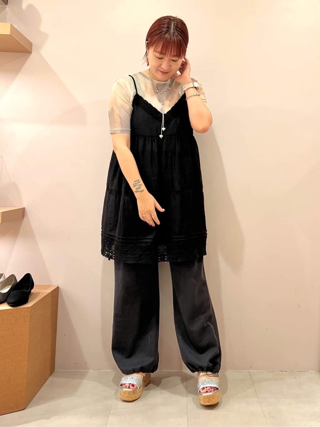 TAKAさんの「ESPERANZA｜グリッター&times;クリアベルト 厚底コルクサンダル」を使ったコーディネート
