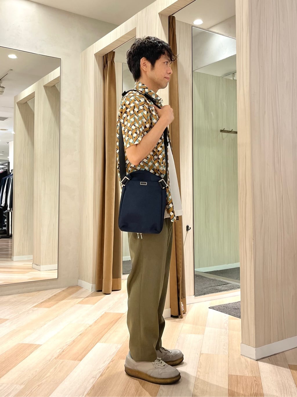 URAさんの「TAKEO KIKUCHI｜【COOL CITY WEAR】籠目アート柄 サッカーシャツ /通気性」を使ったコーディネート