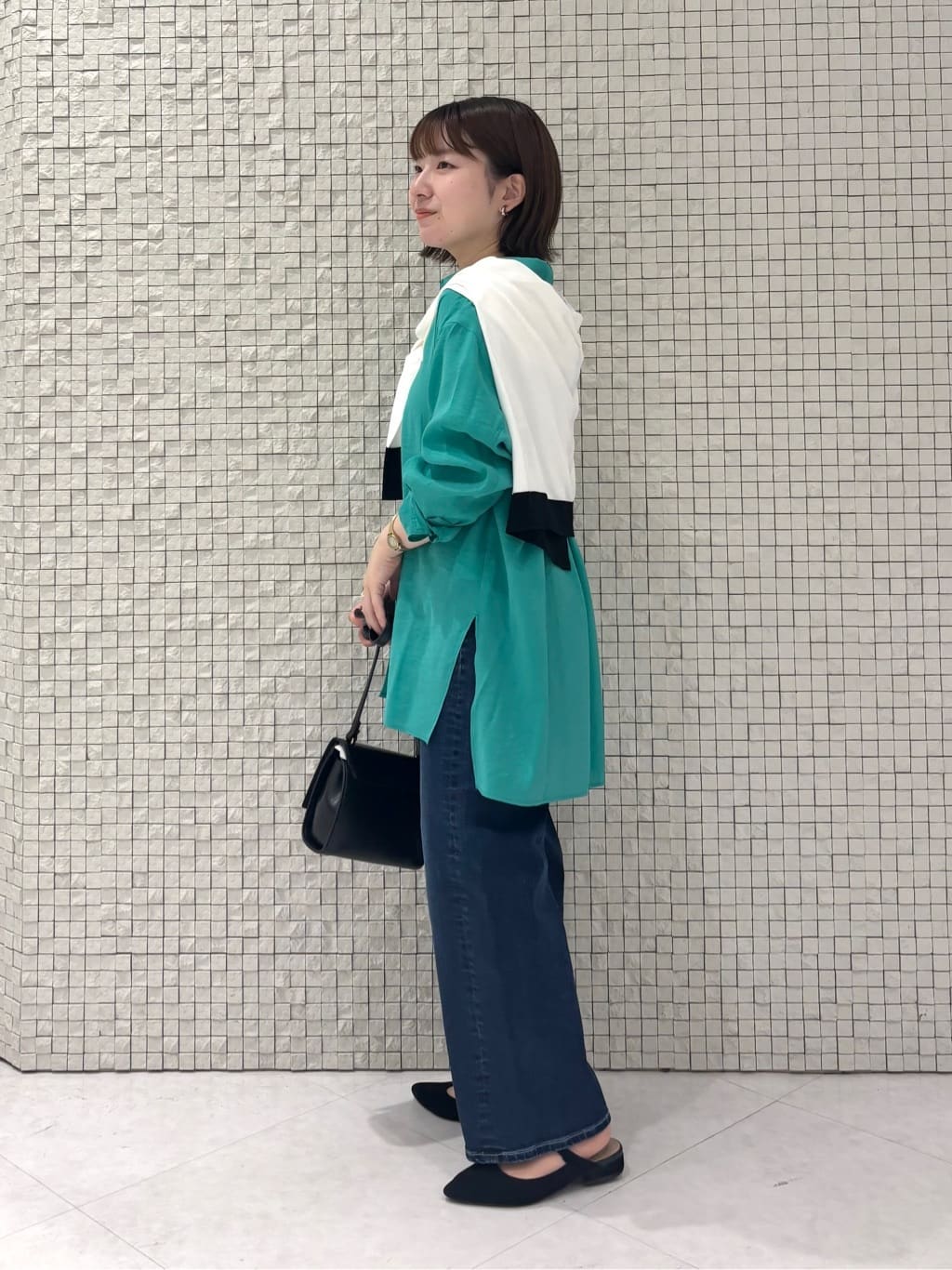 sakuさんの「INDIVI｜【体型カバー／清涼感】シアーオーバーシャツ」を使ったコーディネート