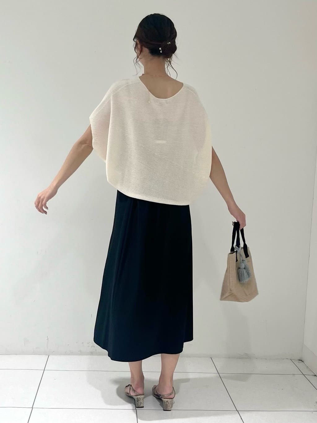shioriさんの「INDIVI｜【洗える／清涼感】コクーンシルエットニット」を使ったコーディネート