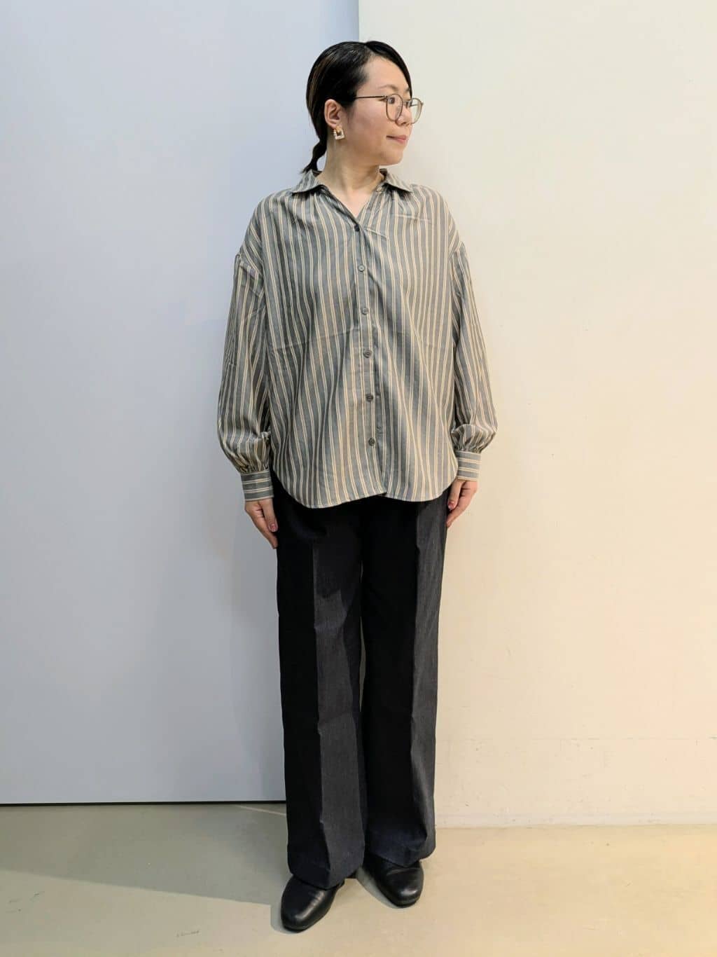 kotoさんの「THE SHOP TK｜【後ろ姿もサマになる】ストライプ バックシャーリングシャツ/体型カバー/洗える」を使ったコーディネート