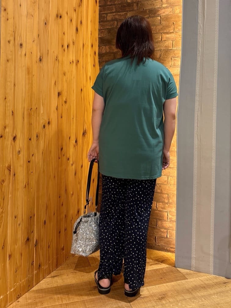 ゆかぴさんの「SHOO･LA･RUE｜◆【洗える/S-LL/ひんやり/UV】汗をかいても気になりにくい スリットトップス」を使ったコーディネート