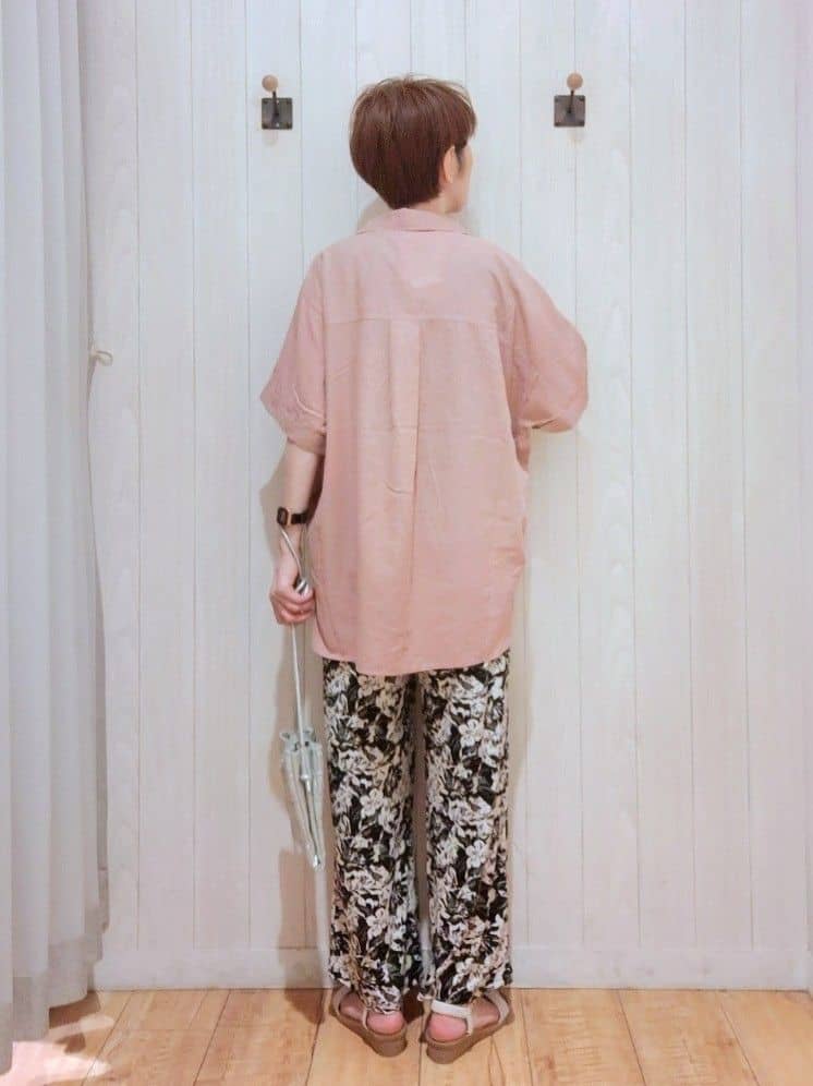 Ribさんの「SHOO･LA･RUE｜【S-LL/UV/接触冷感/抗菌防臭】体型を自然にカバー フレンチリネンブレンド襟付ドルマンシャツ」を使ったコーディネート