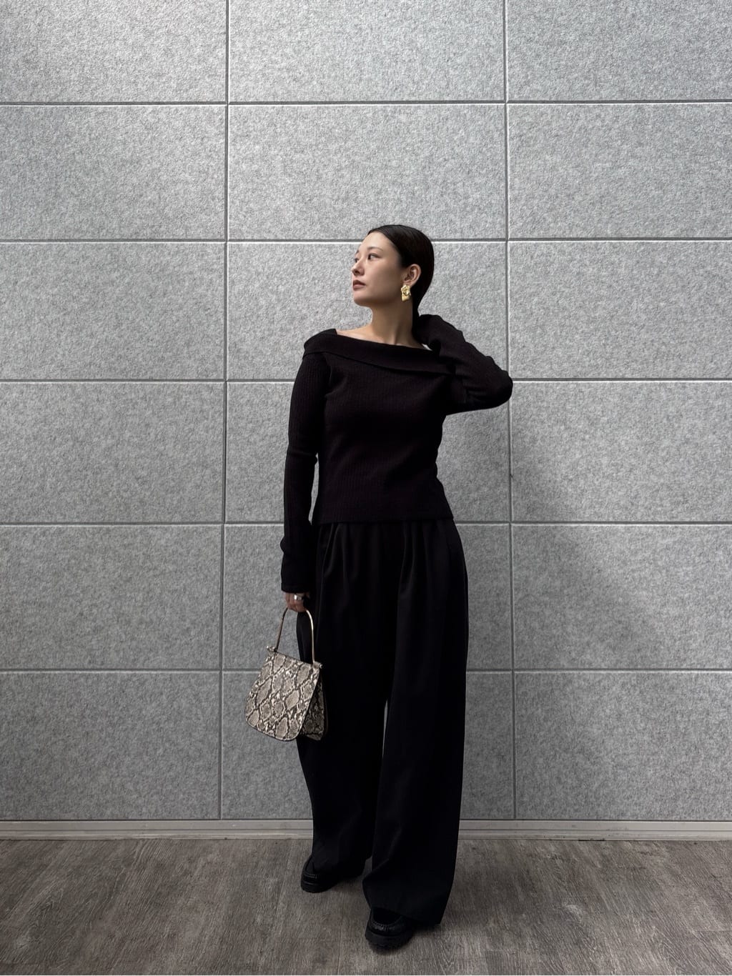 ayanoさんの「INDIVI｜【再入荷】アシメオフショルニット」を使ったコーディネート