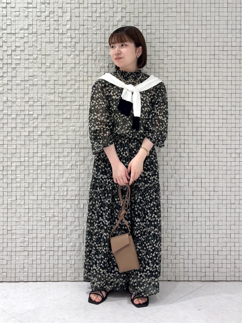 sakuさんの「INDIVI｜【秋映え柄/セットアップ可能】フラワーシフォンブラウス」を使ったコーディネート