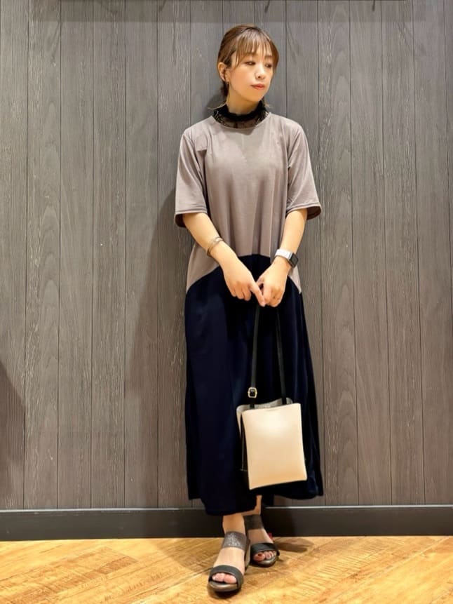meiさんの「SHOO･LA･RUE｜【ひんやり/体型カバー】さらりと着られる バイカラーAラインワンピース」を使ったコーディネート