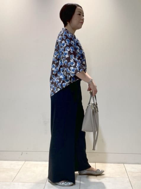 フミさんの「Reflect｜【ジャケットのインナーにおすすめ◎】花柄タックデザインブブラウス」を使ったコーディネート