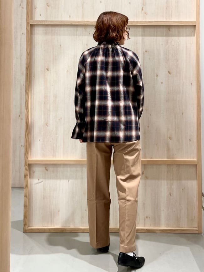 nakoさんの「THE SHOP TK｜起毛オンブレフリルブラウス」を使ったコーディネート