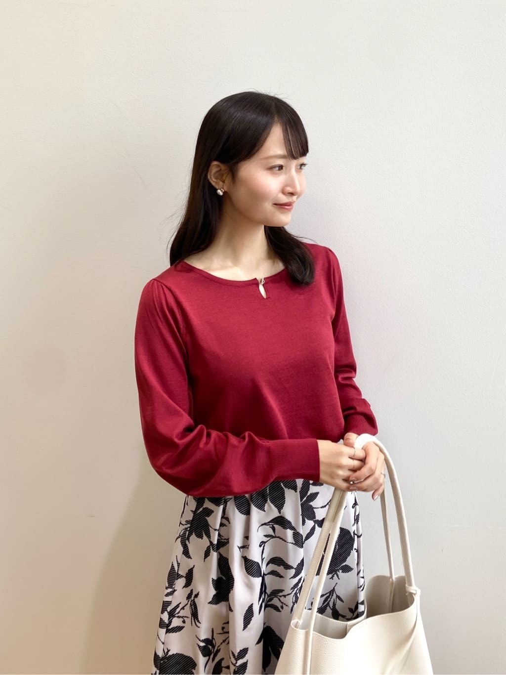みさかさんの「index｜パール調パーツ付きクルーネックニット【洗濯機OK】《8col／XS～3L》」を使ったコーディネート