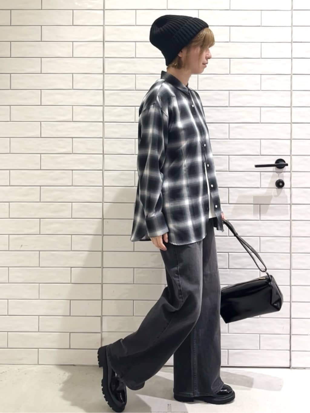 しおりさんの「OPAQUE.CLIP｜メタリック刺繍ロゴTシャツ【接触冷感／洗濯機洗い可】」を使ったコーディネート