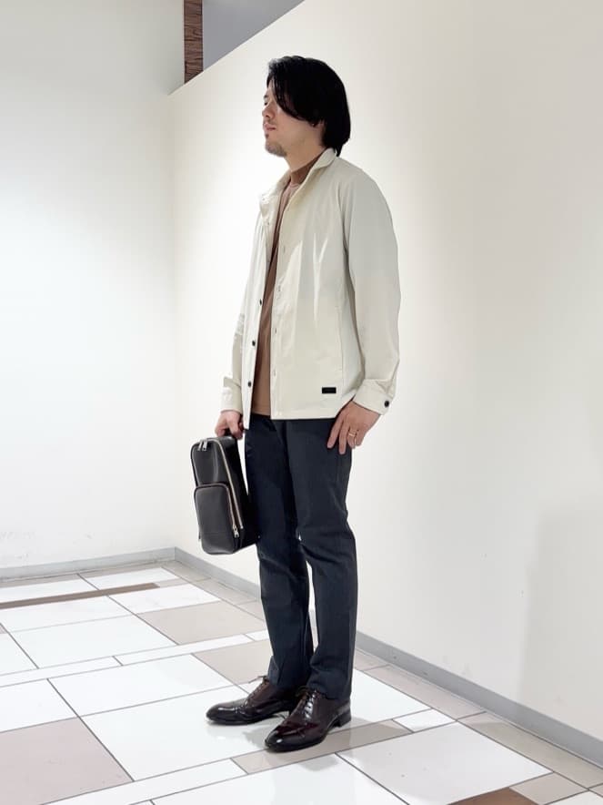 及川さんの「TAKEO KIKUCHI｜【3D ナイロン ストレッチ】スタンドカラー シャツブルゾン」を使ったコーディネート