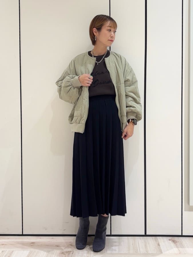 ｓａｔｏｍｉさんの「SHOO･LA･RUE｜【洗濯機可/ちくちくしにくい】大人のための スウェットライク刺繍ロゴニット」を使ったコーディネート