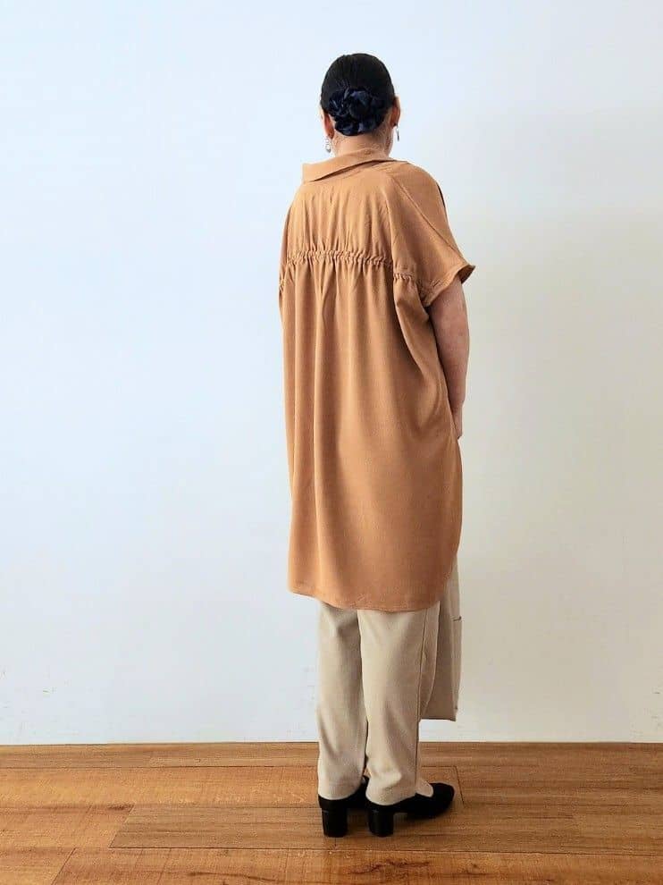 くまさんの「SHOO･LA･RUE｜【S-LL/体型カバー】さらりとしたタッチが心地よい バックギャザーブラウス」を使ったコーディネート