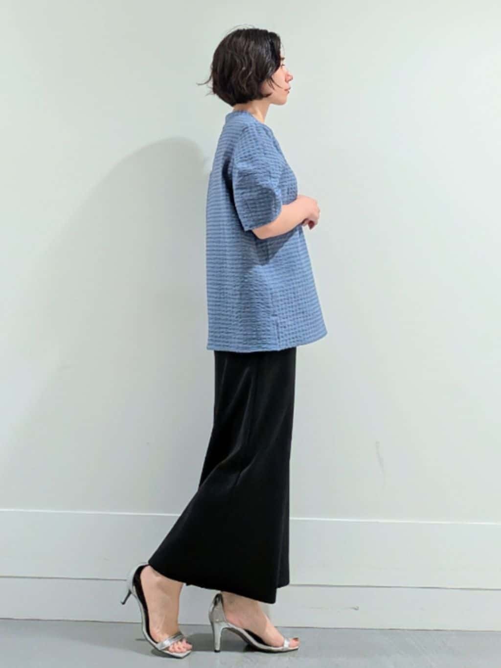 ミズタさんの「UNTITLED｜【吸水速乾/ストレッチ/Vネック】フォルムスリーブ ブラウス」を使ったコーディネート