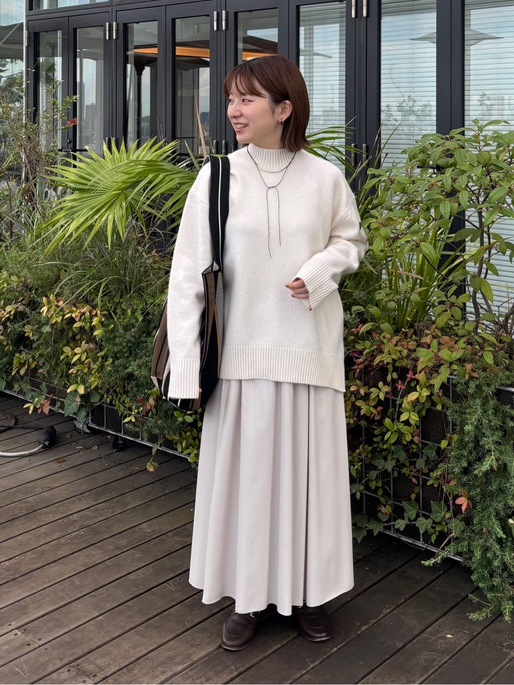 sakuさんの「INDIVI｜【冬ニット人気NO．1！／カシミヤ混】ミドルゲージハイネックニット」を使ったコーディネート
