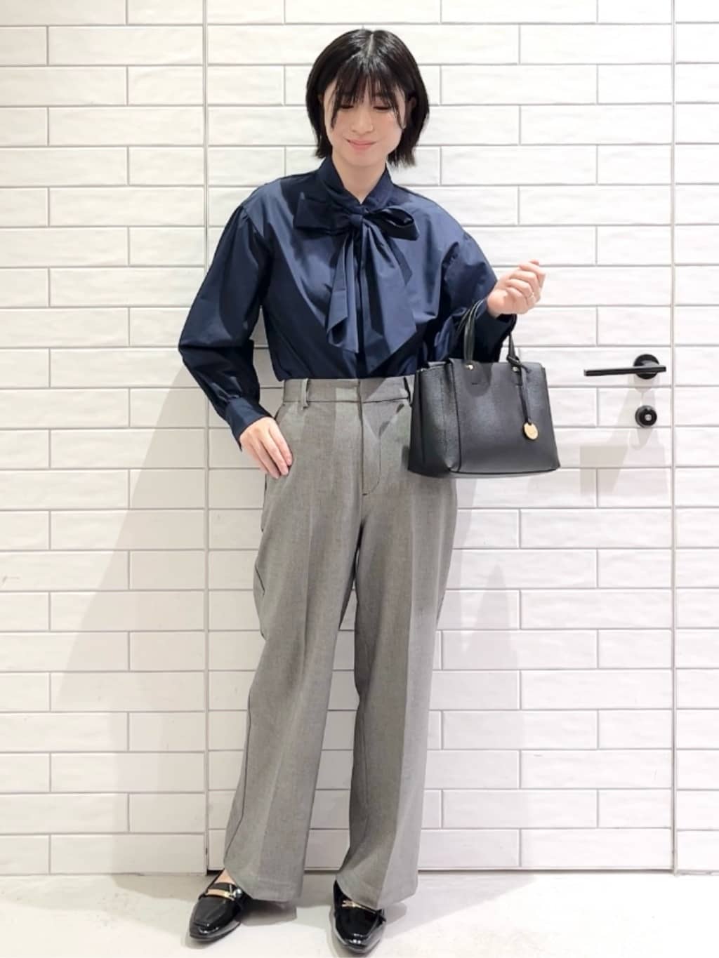 しおりさんの「OPAQUE.CLIP｜【2WAY／人間工学】シュリンクミドルトートバッグ」を使ったコーディネート