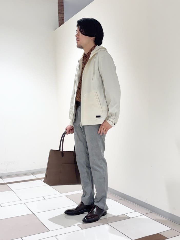及川さんの「TAKEO KIKUCHI｜【3D ナイロン ストレッチ】ジップアップ フードブルゾン」を使ったコーディネート