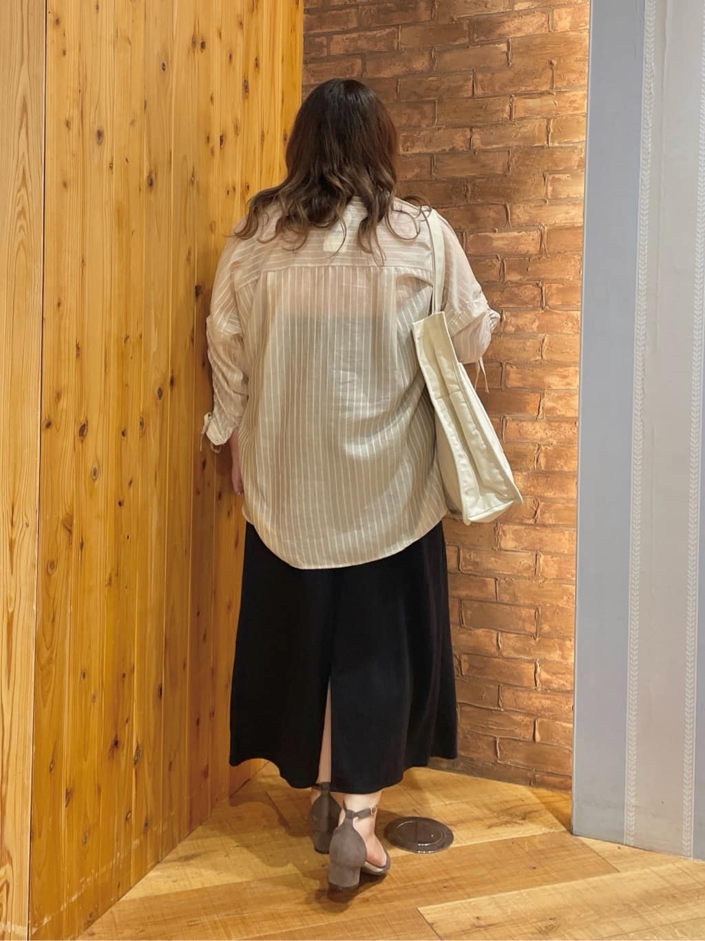 Risaさんの「SHOO･LA･RUE｜【S-LL】程よい透け感 ストライプ柄 お袖ギャザーデザインシャツ」を使ったコーディネート