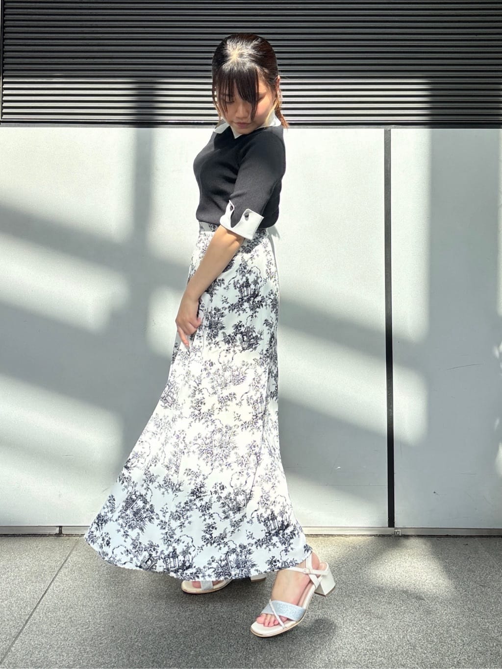 まっきーさんの「ESPERANZA｜ラメ&times;ラインストーンスクエアトゥサンダル」を使ったコーディネート