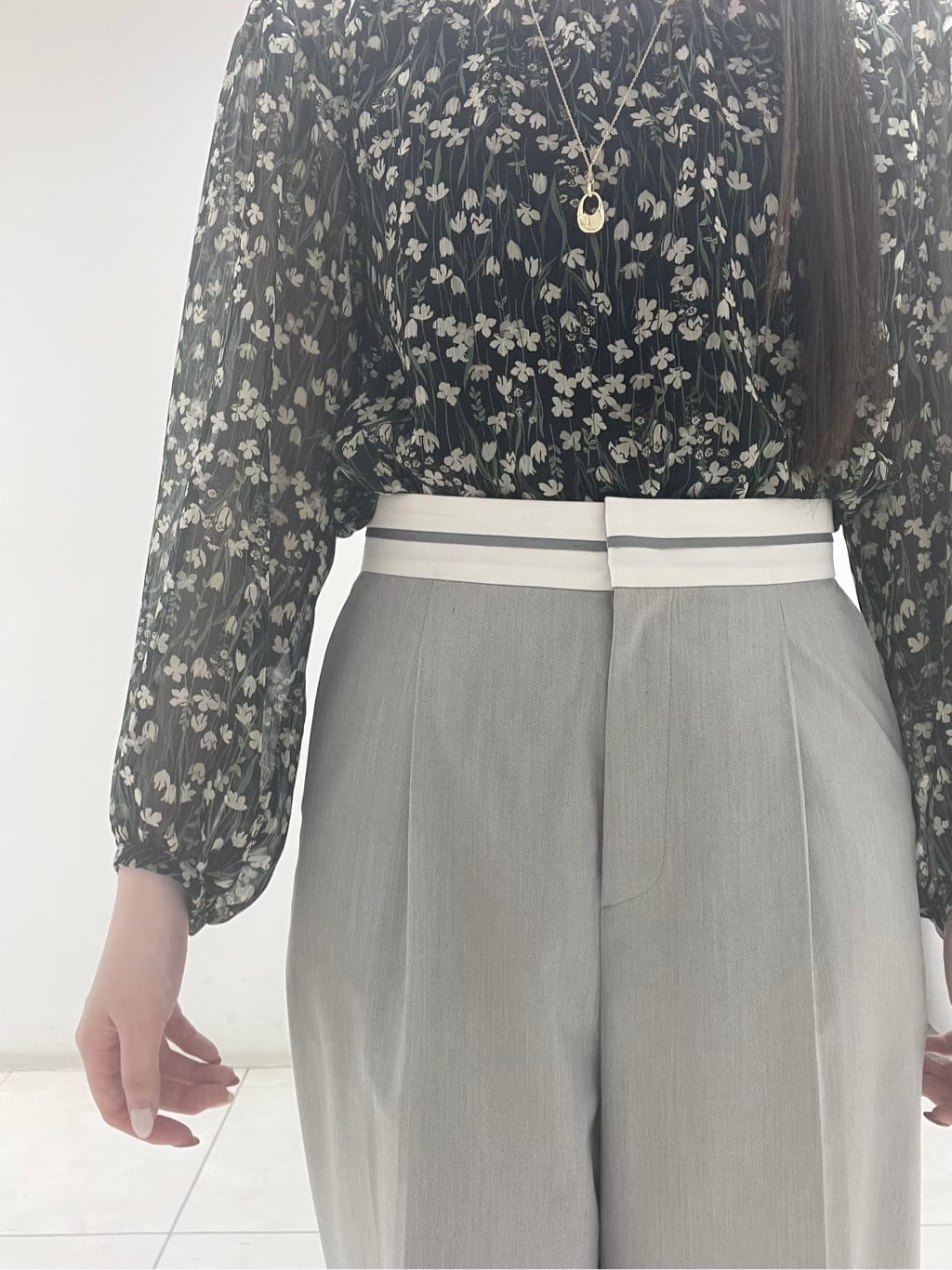 mさんの「INDIVI｜【秋映え柄/セットアップ可能】フラワーシフォンブラウス」を使ったコーディネート