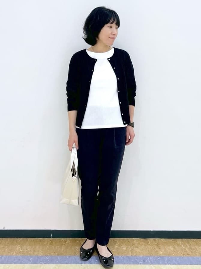 su.さんの「index｜《7色展開／XS-LLサイズ》ビジューボタンクルーネックカーディガン【洗濯機洗い可】」を使ったコーディネート