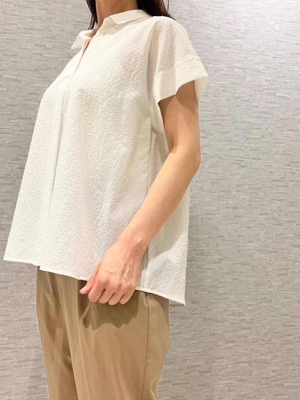 marikoさんの「Reflect｜【二の腕さりげなくカバー】シャツ衿オフボディブラウス」を使ったコーディネート