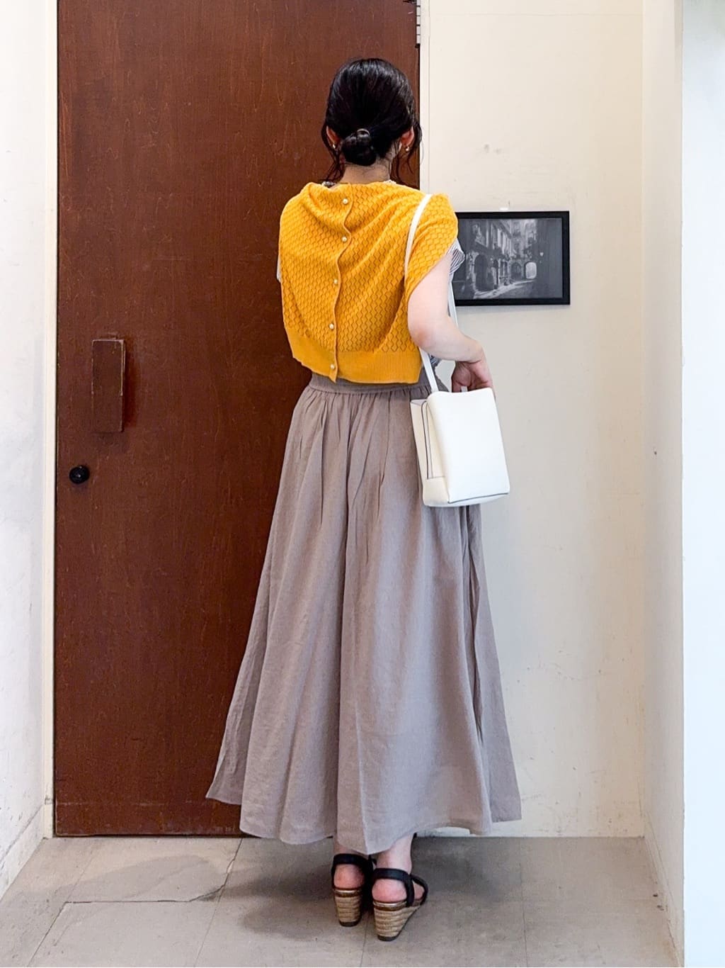 𝐇𝐢𝐫𝐨𝐦𝐢さんの「SHOO･LA･RUE｜【S-LL】透かし編みが大人上品 マルチボタンニットカーディガン」を使ったコーディネート