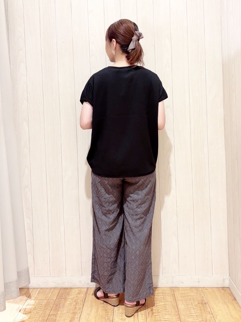 あいこさんの「SHOO･LA･RUE｜【S-LL】ブラウス見えする 軽やかな着心地の しぼしぼトップス」を使ったコーディネート