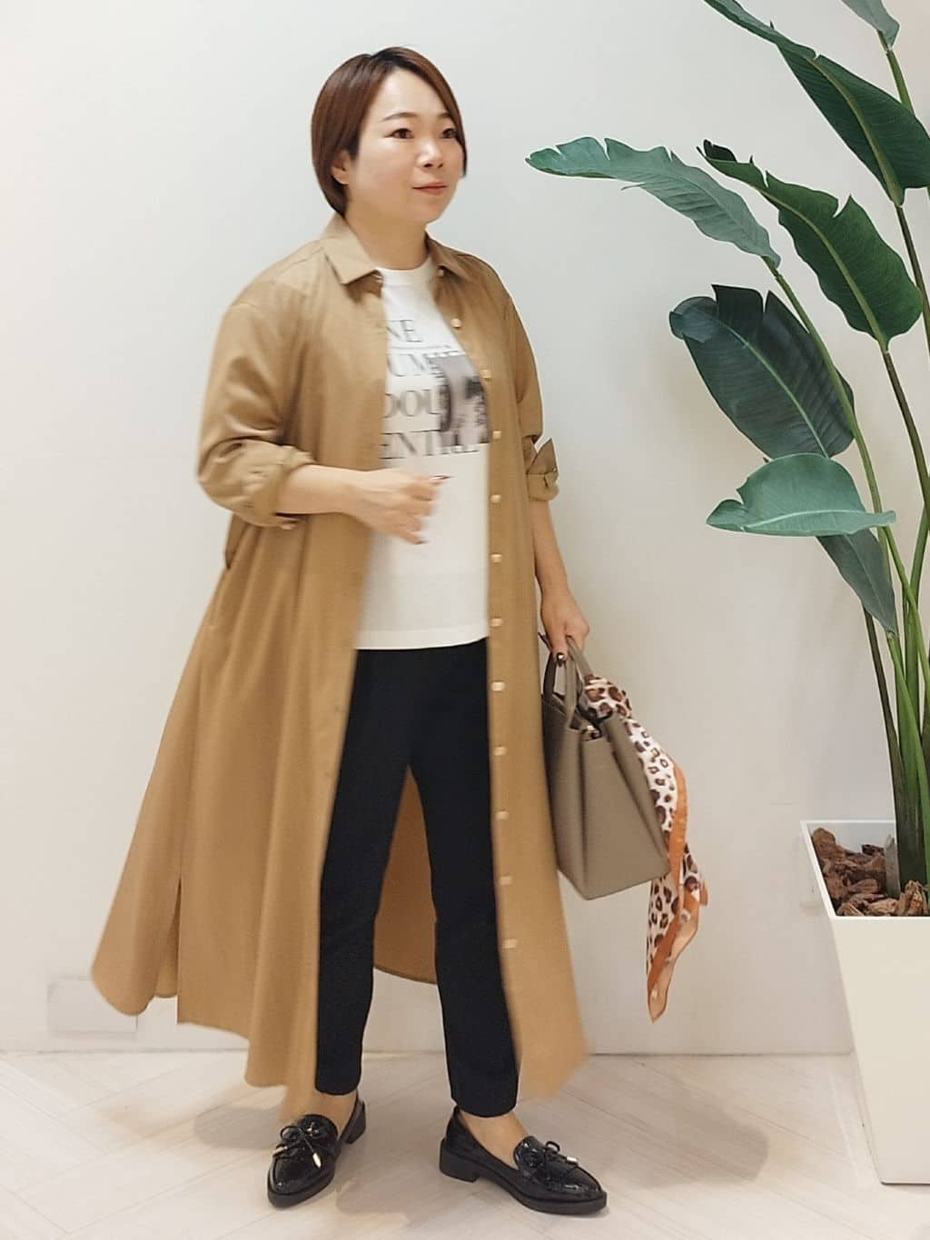 s u g iさんの「UNTITLED｜【前開きボタン/ベルト付/羽織シャツ/】2WAYトレンチ風ワンピース」を使ったコーディネート