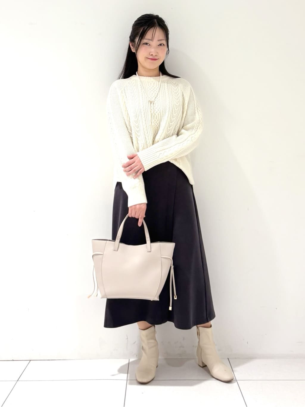 momokoさんの「INDIVI｜【洗える】ケーブルデザイン ラウンドヘムニット」を使ったコーディネート