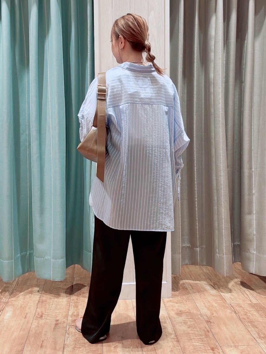 なみぞうさんの「SHOO･LA･RUE｜【S-LL】程よい透け感 ストライプ柄 お袖ギャザーデザインシャツ」を使ったコーディネート