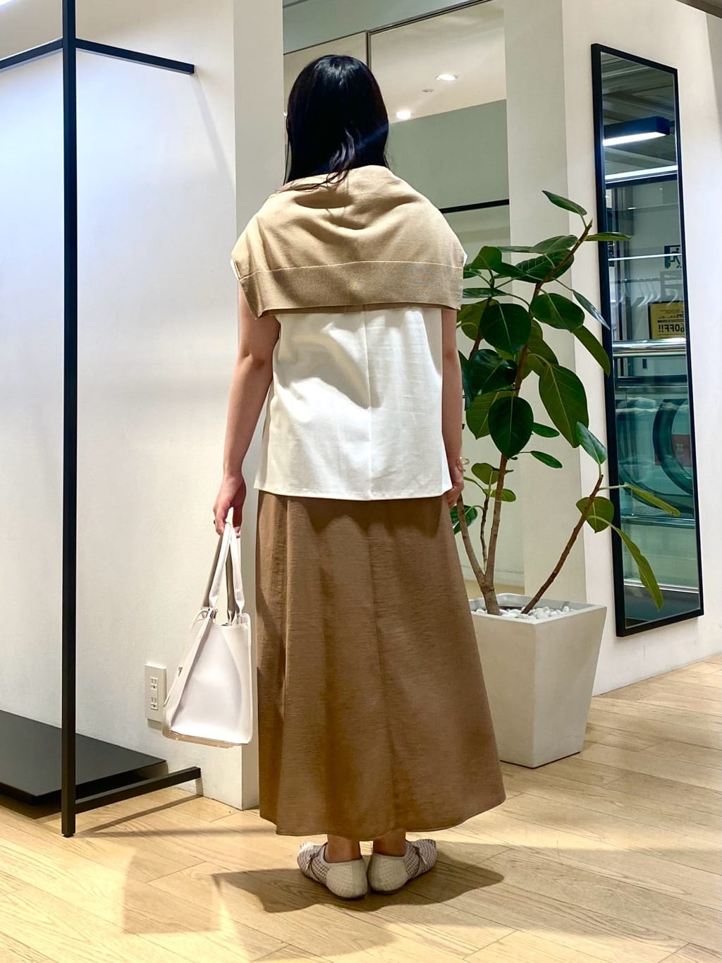 misakiさんの「INDIVI｜【洗える／汗ジミ防止】バイカラー＆アシメヘム Tシャツ」を使ったコーディネート