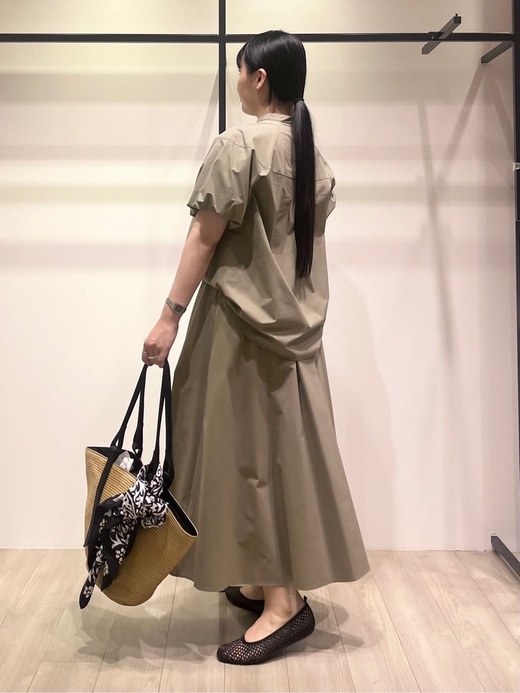 hasuさんの「INDIVI｜【90cm四方】ボタニカル柄大判スカーフ」を使ったコーディネート