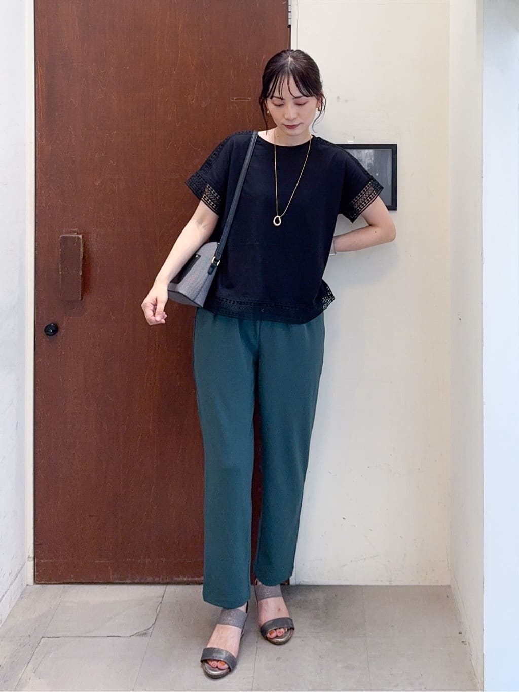 𝐇𝐢𝐫𝐨𝐦𝐢さんの「SHOO･LA･RUE｜【S-LL/ひんやり】インせず決まる 楽してきれいなレース付きトップス」を使ったコーディネート