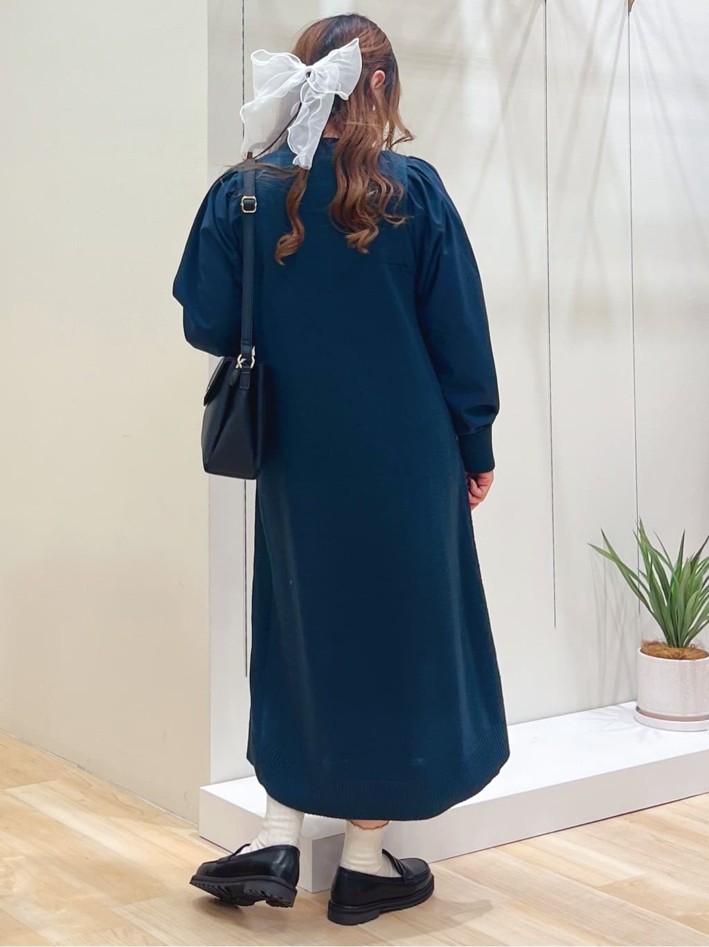 みことさんの「grove｜一枚で華やぐ、袖布帛ケーブルニットワンピース」を使ったコーディネート