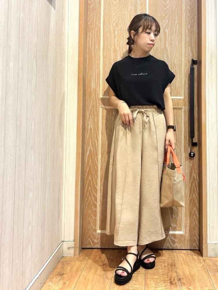meiさんの「SHOO･LA･RUE｜【S-LL/ひんやり】さらっとタッチできれい見え ピンタックスカーチョ」を使ったコーディネート