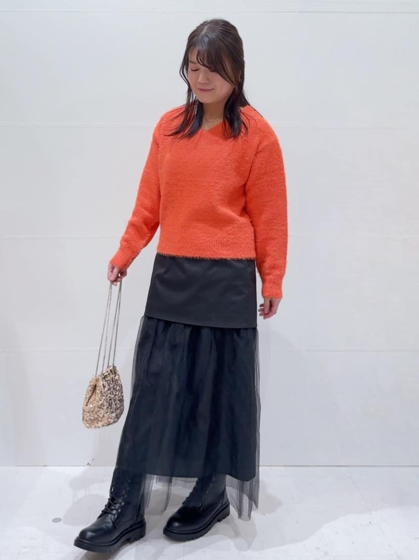 Minさんの「OPAQUE.CLIP｜スパンコールフェザーVネックニット【洗濯機OK】」を使ったコーディネート