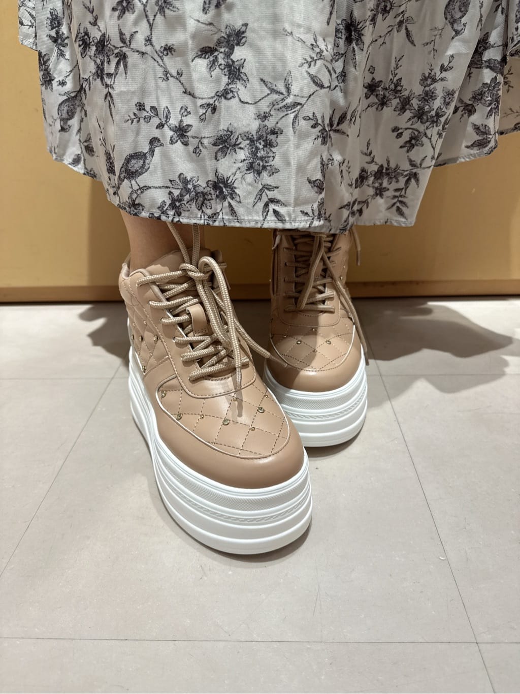 neinaさんの「ESPERANZA｜【EC先行販売】きゅんフィット厚底フラットキルティングスタッズスニーカー」を使ったコーディネート