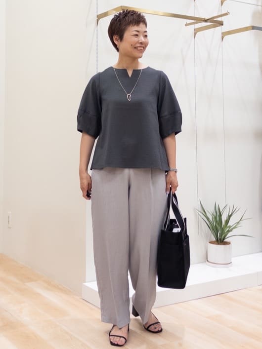 シュウコさんの「grove｜ロープベルトで差がつく 洗練リラックスパンツ」を使ったコーディネート