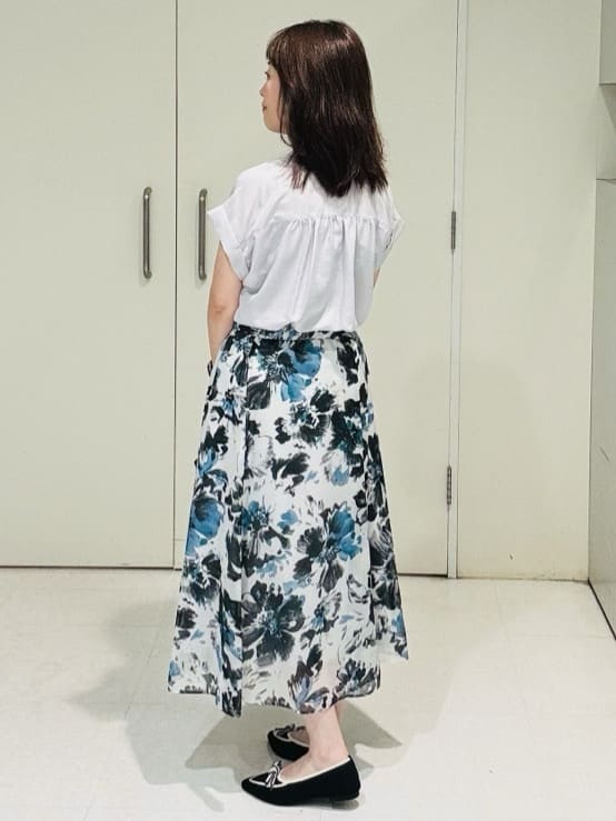 makiさんの「UNTITLED｜【シアー/後ろウエストゴム】ペイントフラワースカート」を使ったコーディネート