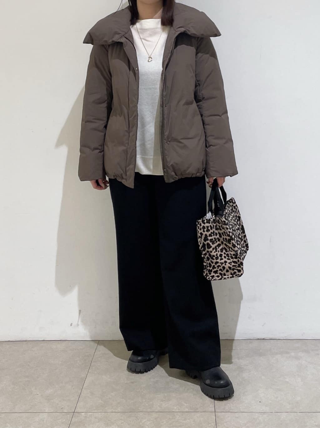 emikaさんの「INDIVI｜【撥水／洗える／デザイン衿】ステッチレス ショートダウンコート」を使ったコーディネート