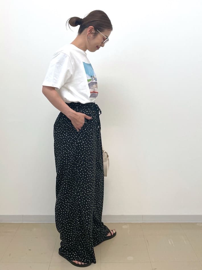 Akiさんの「OPAQUE.CLIP｜風景イラストプリントTシャツ」を使ったコーディネート