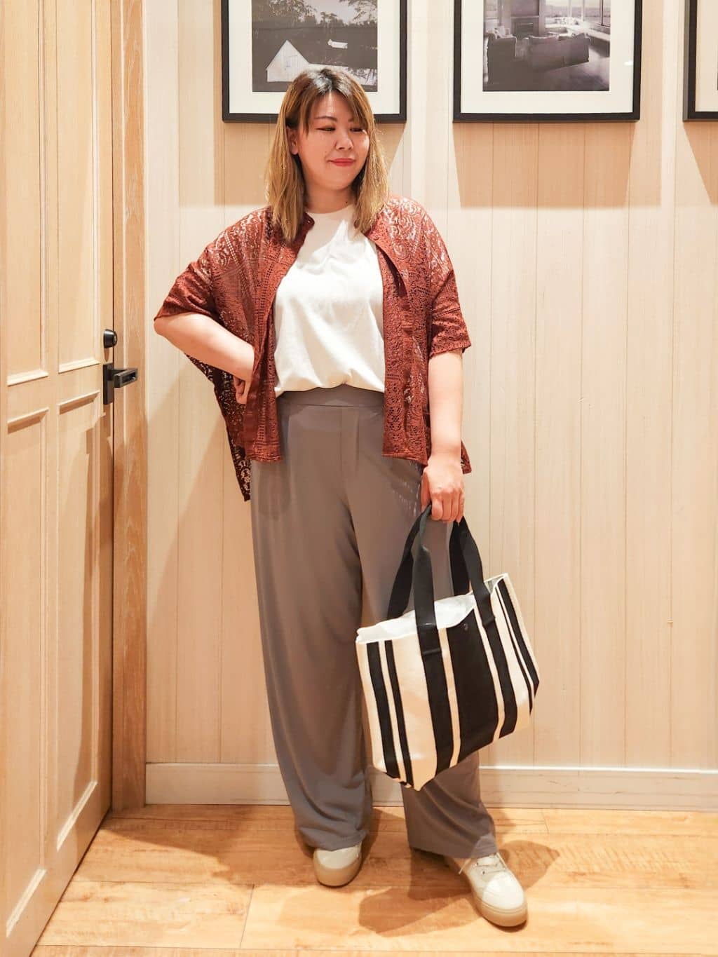 れーやんさんの「SHOO･LA･RUE｜大人レトロスタイルに レースポンチョシャツ」を使ったコーディネート