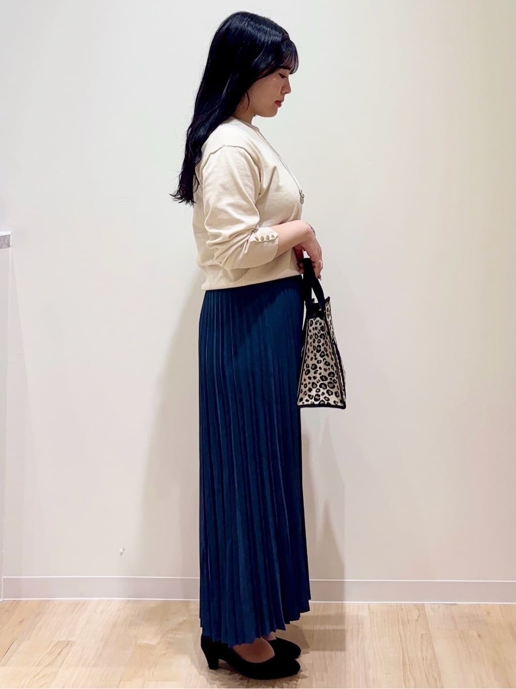 minamiさんの「grove｜すっきり見えて、やさしく揺れる。大人のスエードライクプリーツスカート」を使ったコーディネート