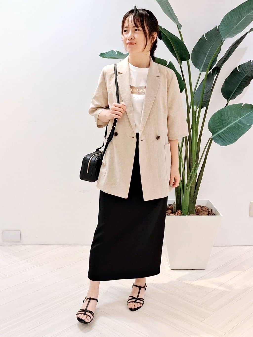 YuKaRiさんの「UNTITLED｜【コットン100/ゆったり/ショート丈/洗える】ベロアロゴTシャツ」を使ったコーディネート