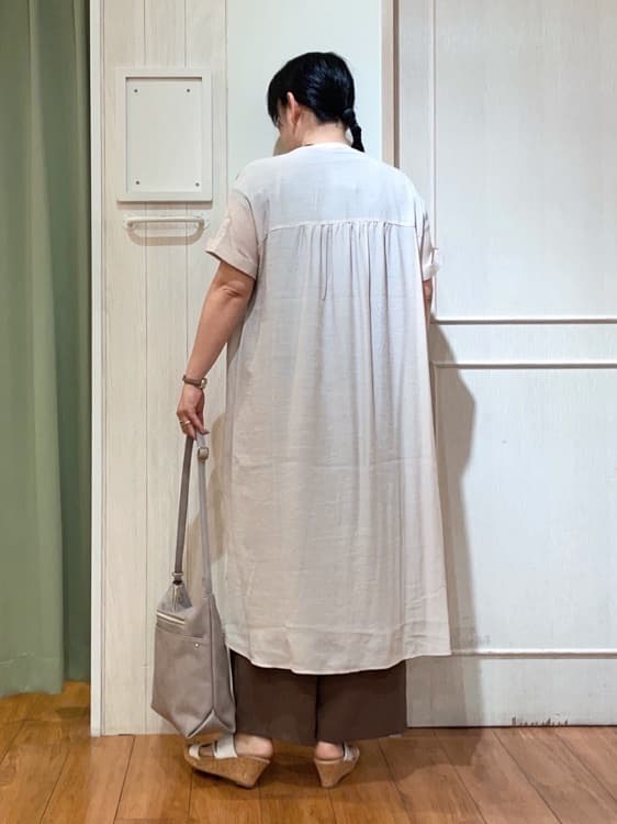 ke-yさんの「SHOO･LA･RUE｜◆【洗える/S-LL/ひんやり】ふんわり軽やかに 前あきロングシャツ」を使ったコーディネート